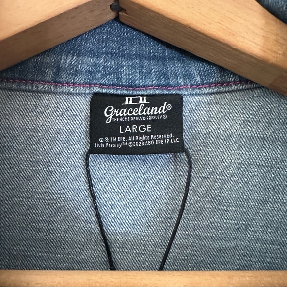 NWT Graceland Blue Denim I 🩷 Elvis Jacket! Stretchy. Fitted. Size: L - Picture 8 of 10